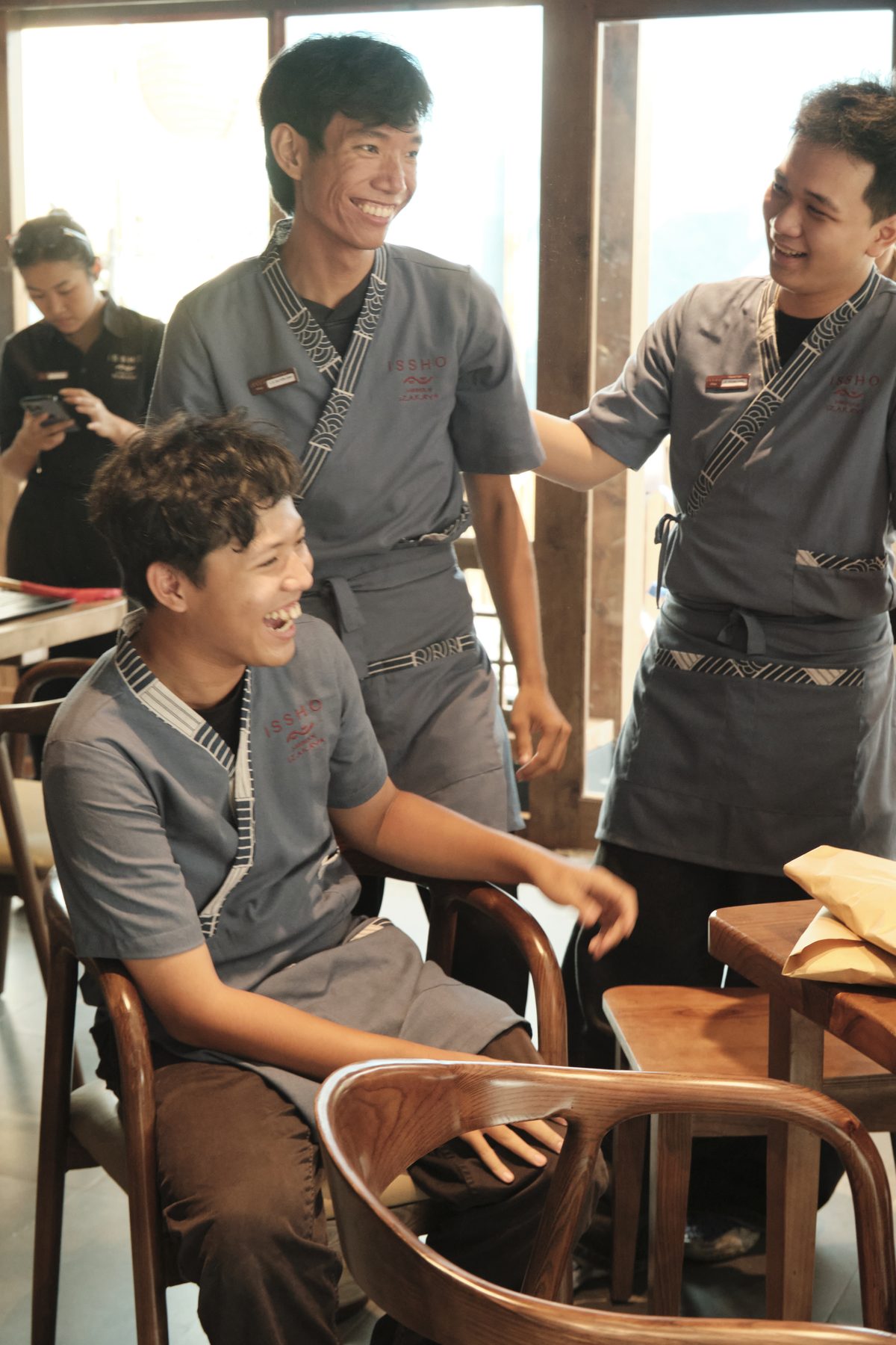 Đội ngũ ISSHO cười nói cùng nhau trong không gian nhà hàng